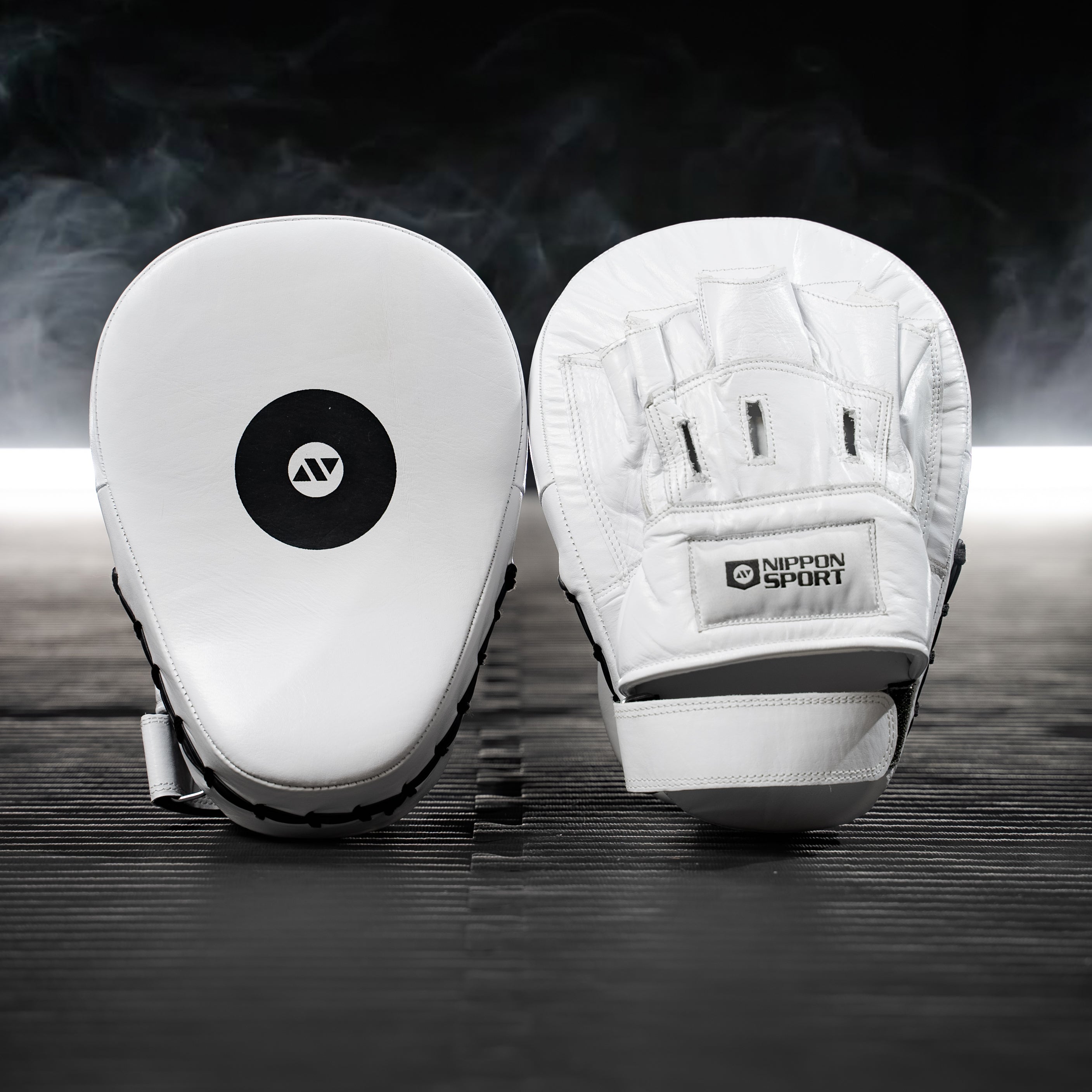 Focus Mitts - Nippon Sport - 'Curvepad' - Vit